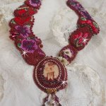 Art'D Haute-Couture slabbenketting geborduurd met verschillende gekleurde rocailles en Swarovski kristalparels
